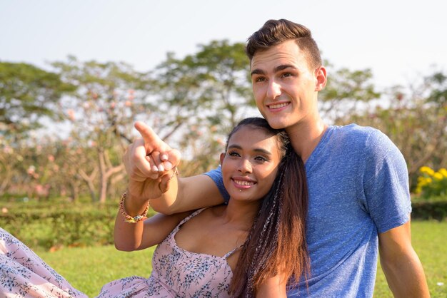 Foto retrato de uma jovem sorridente