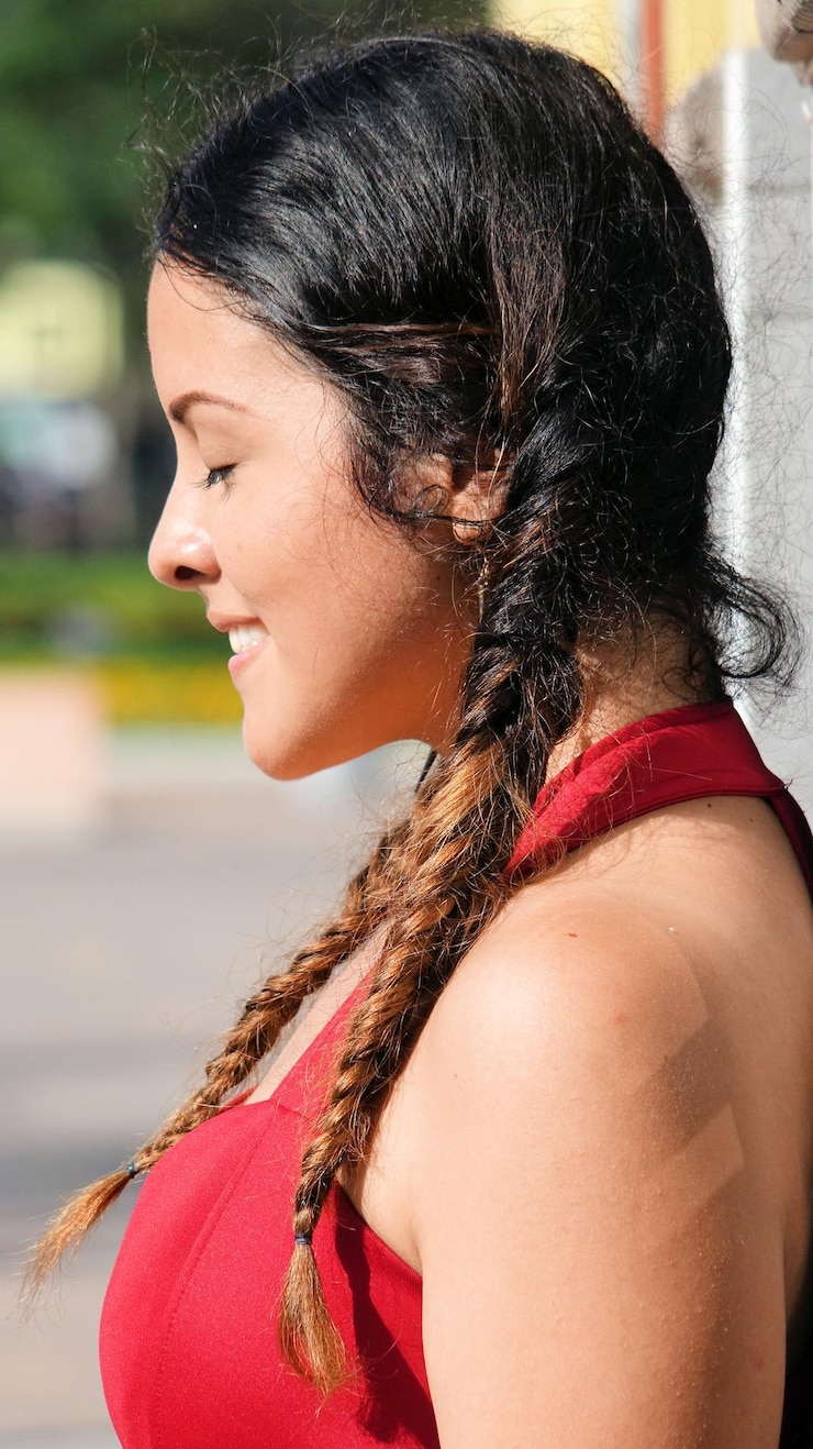 Foto retrato de uma jovem sorridente