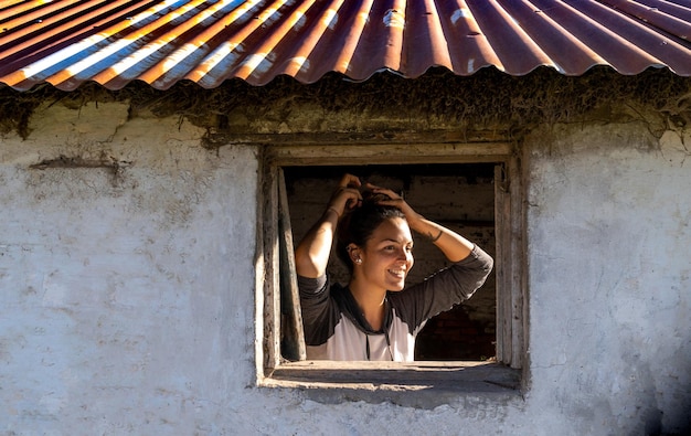 Foto retrato de uma jovem sorridente