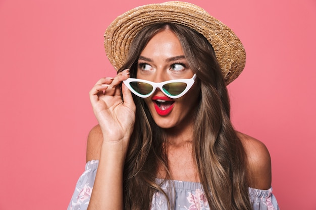 Retrato de uma jovem surpreso em roupas de verão