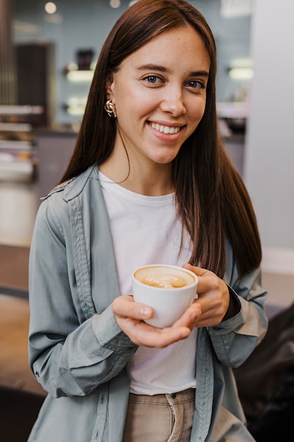 Retrato de uma jovem tomando café