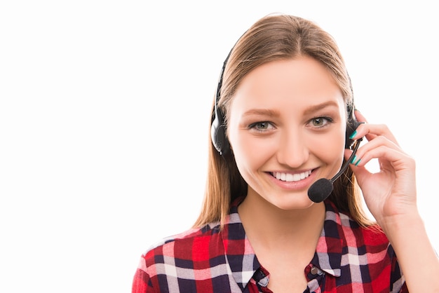 Foto retrato de uma jovem trabalhadora em call center