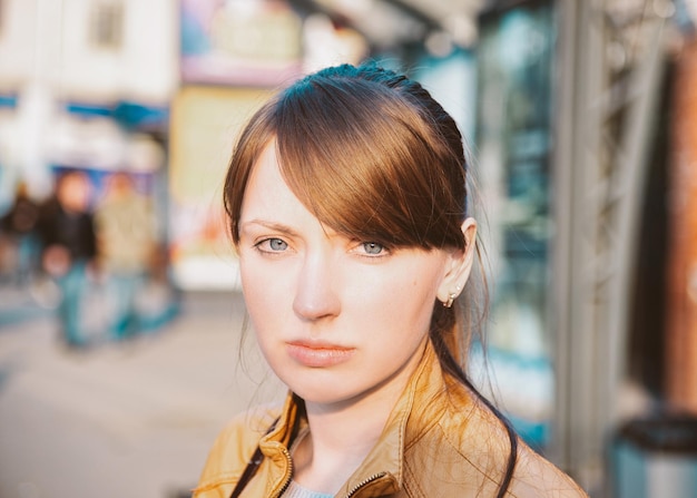 Retrato de uma jovem triste nas ruas de Moscou, Rússia. Olhando para o anúncio da câmera posando