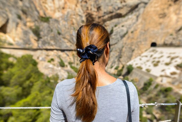 Retrato de uma jovem turista asiática olhando a paisagem de montanhas