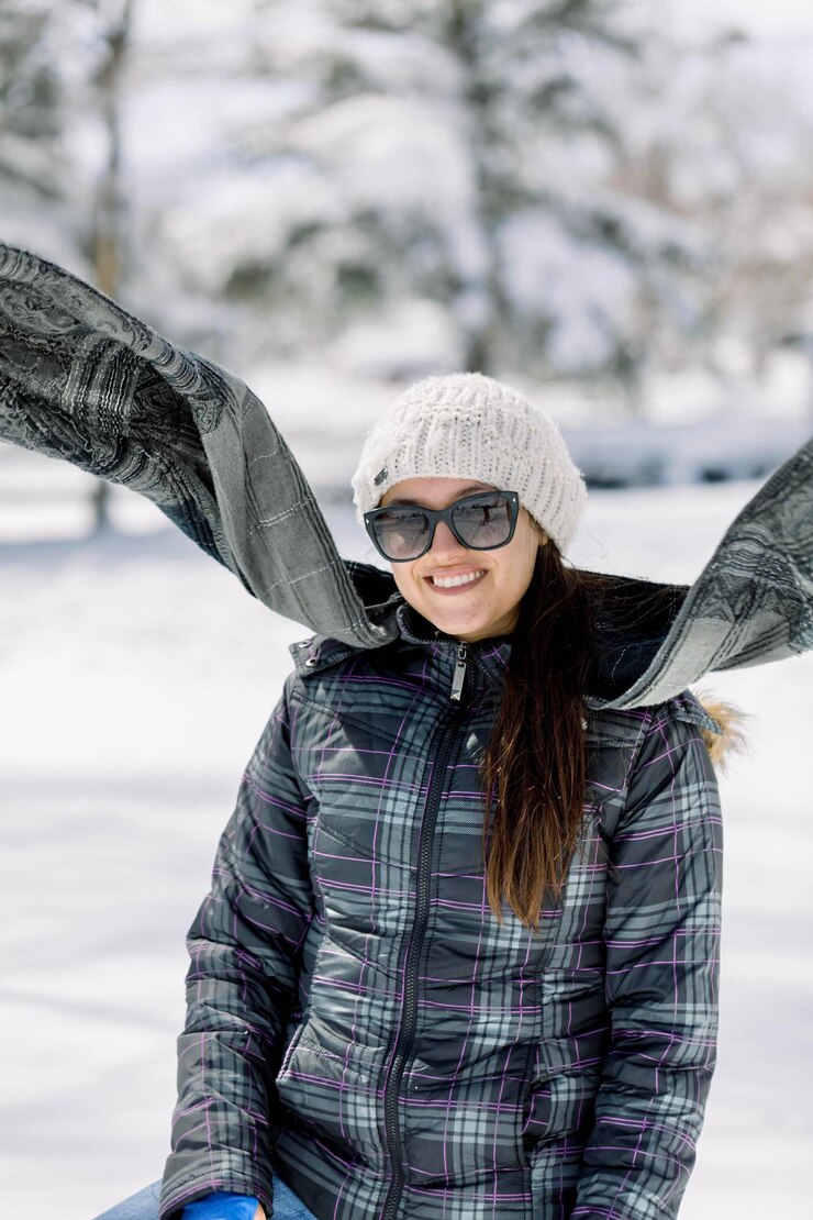 Foto retrato de uma jovem usando chapéu e lenço durante o inverno