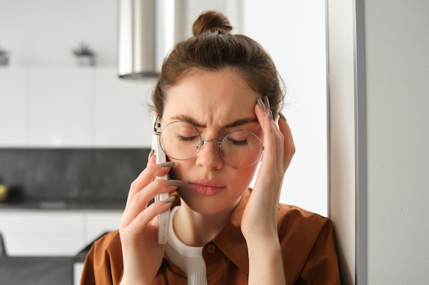 Foto retrato de uma jovem usando o telefone em casa