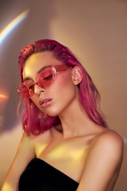 Retrato de uma jovem usando óculos de sol