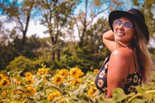 Foto retrato de uma jovem usando óculos de sol