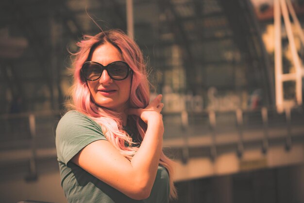 Foto retrato de uma jovem usando óculos de sol