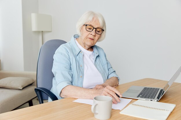 Foto retrato de uma jovem usando um laptop em casa