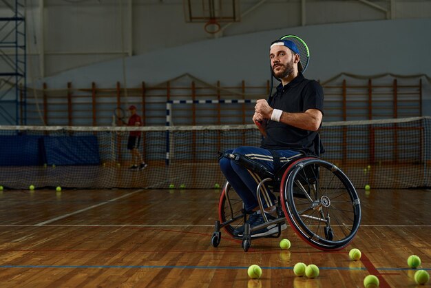 Foto retrato de uma jovem usando um telefone celular enquanto joga com a bola na quadra