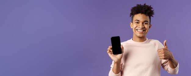 Foto retrato de uma jovem usando um telefone celular