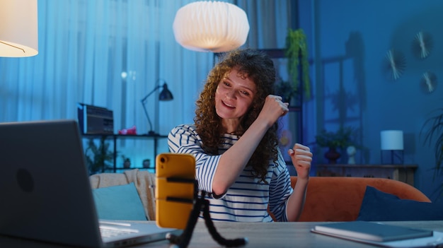 Foto retrato de uma jovem usando um telefone móvel enquanto está sentada no aeroporto