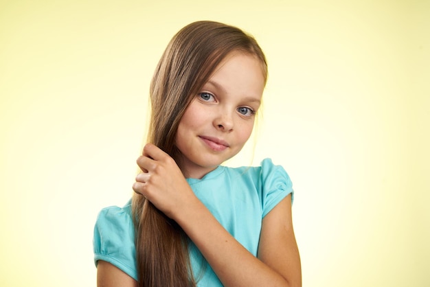 Foto retrato de uma jovem vestindo um chapéu contra um fundo amarelo