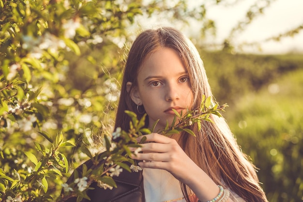 Retrato de uma linda adolescente feliz ao ar livre na primavera