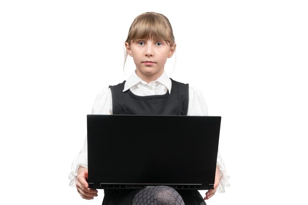 Foto retrato de uma linda colegial com um laptop no colo isolado em um fundo branco com um laptop