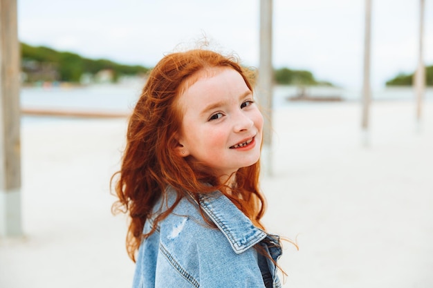 Retrato de uma linda e encantadora garota caucasiana ruiva, conceito de estilo de vida feliz na infância