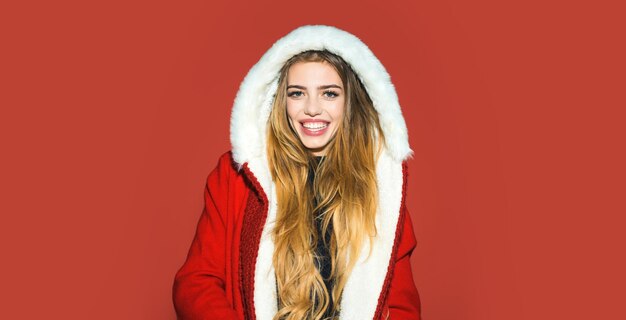 Retrato de uma linda e feliz mulher sorridente celebra as férias de natal de inverno isoladas nas costas vermelhas