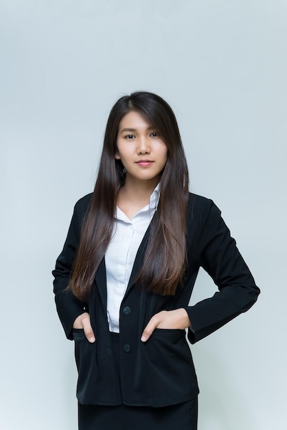 Retrato de uma linda empresária asiática usa camisa branca em fundo brancoTailândia