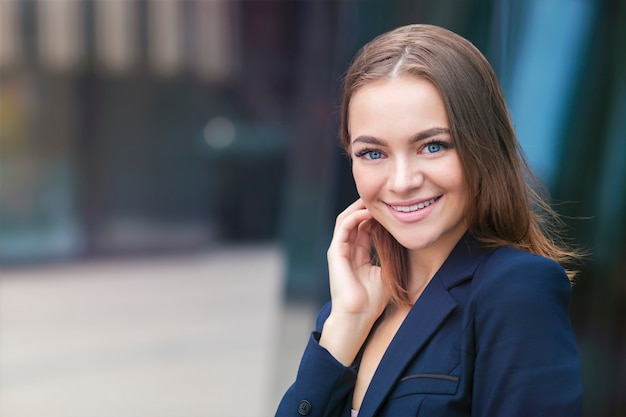 Retrato de uma linda empresária bem-sucedida feliz