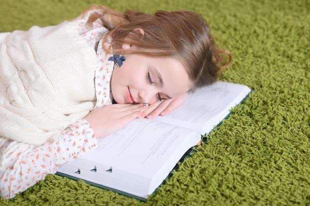Retrato de uma linda estudante cansada dormindo em casa