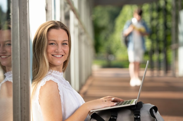 Retrato de uma linda estudante trabalhando no laptop