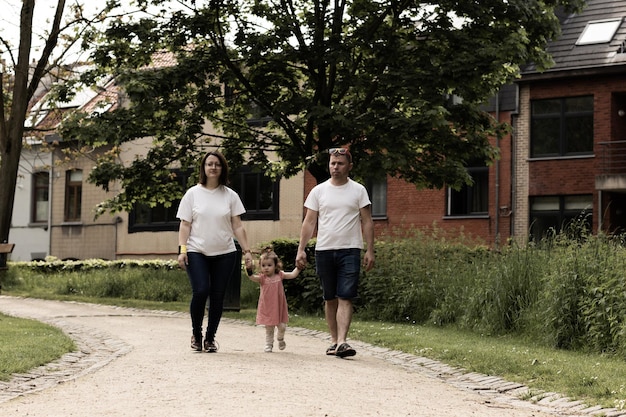 Retrato de uma linda família caucasiana caminhando no parque