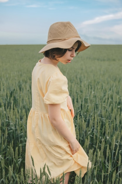 retrato de uma linda garota 1013 em um vestido amarelo em um campo