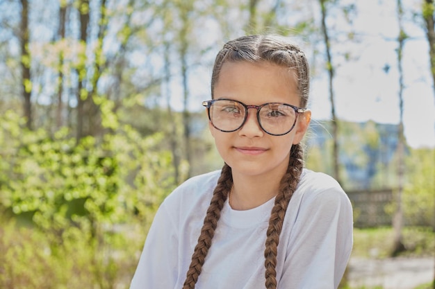 retrato de uma linda garota adolescente com óculos se divertindo ao ar livre a criança está feliz primavera
