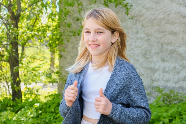 Retrato de uma linda garota adolescente em pé na rua