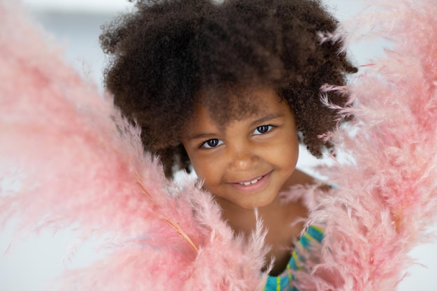 Foto retrato de uma linda garota africana