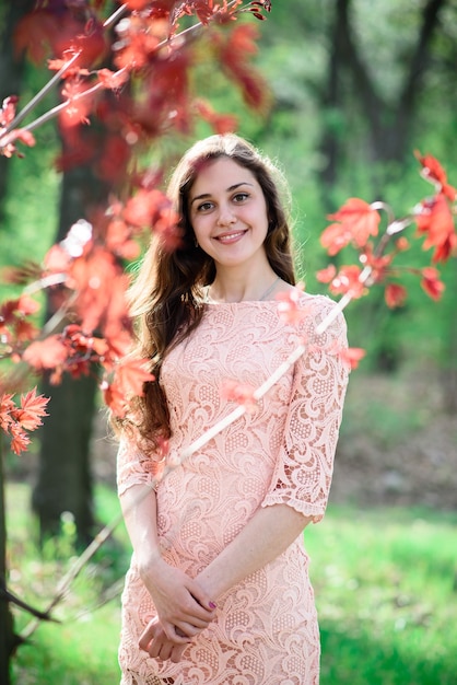 Retrato de uma linda garota ao ar livre com plantas e folhas