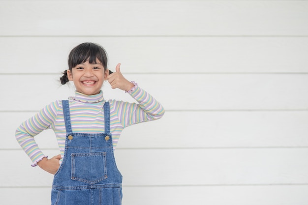 Retrato de uma linda garota asiática com seu baque, conceito de anúncio, uma pequena adolescente asiática com um fundo branco e espaço