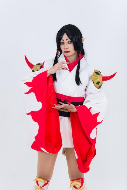 Retrato de uma linda garota asiática usa animação de jogo cosplay em fundo brancoTailândia pessoas Panos vermelhos estilo diabo