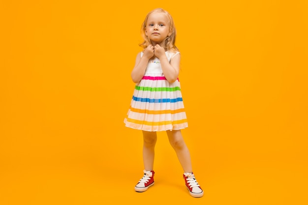 Retrato de uma linda garota caucasiana com cabelo longo loiro, rosto bonito vestido de alegria