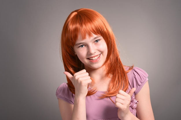 Retrato de uma linda garota com cabelo vermelho posando