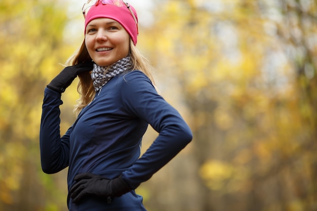 Retrato de uma linda garota com roupas esportivas no parque