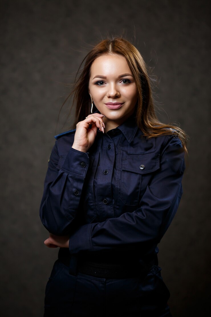 Retrato de uma linda garota com uniforme de policial. Posar profissional
