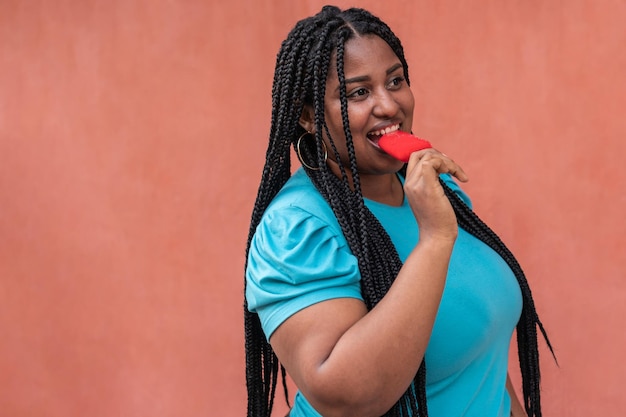 Retrato de uma linda garota comendo um delicioso picolé