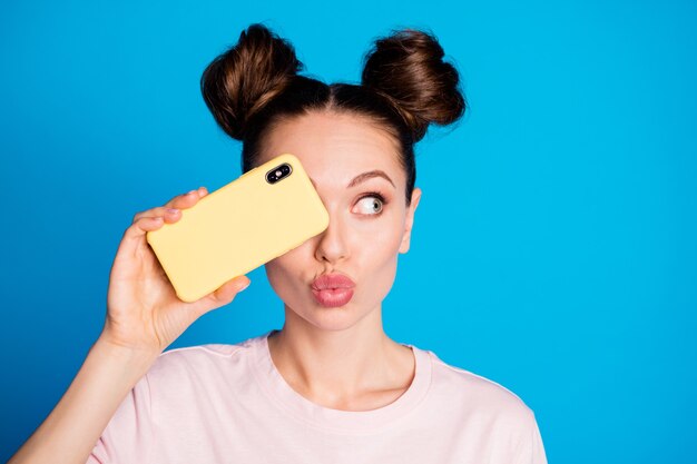 Retrato de uma linda garota confiante olhar cópia espaço capa olho telefone