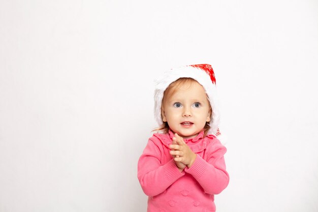 Retrato de uma linda garota de olhos azuis em uma tampa de natal. espaço para texto em branco.