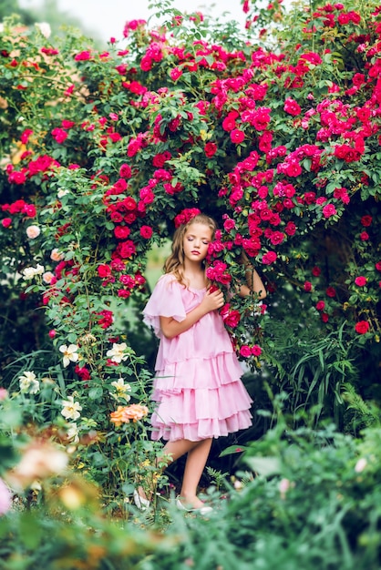 Retrato de uma linda garota em flores rosas