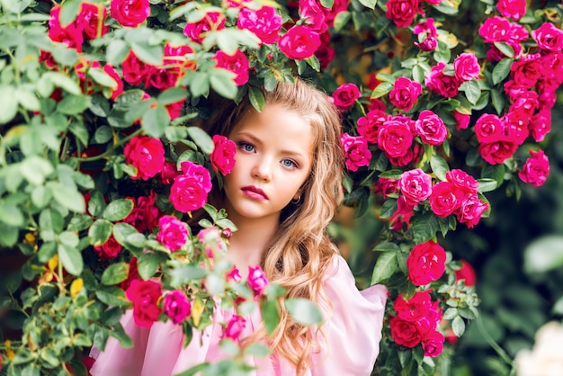 Retrato de uma linda garota em flores rosas