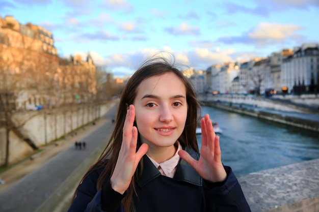 Retrato de uma linda garota em Paris, França