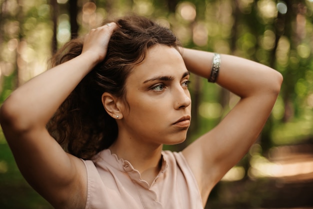 Retrato de uma linda garota em um belo parque ao pôr do sol