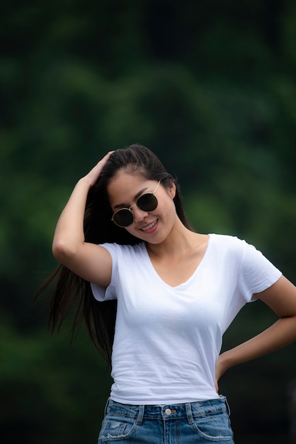 Retrato de uma linda garota em um campo ao pôr do sol no verão