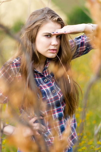 Retrato de uma linda garota em um campo