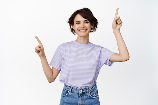 Retrato de uma linda garota morena, mulher caucasiana, apontando os dedos para os lados, dois banners de venda, escolhas, mostrando produtos variantes em estoque, fundo branco.