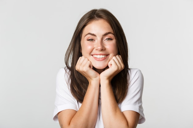 Foto retrato de uma linda garota morena posando