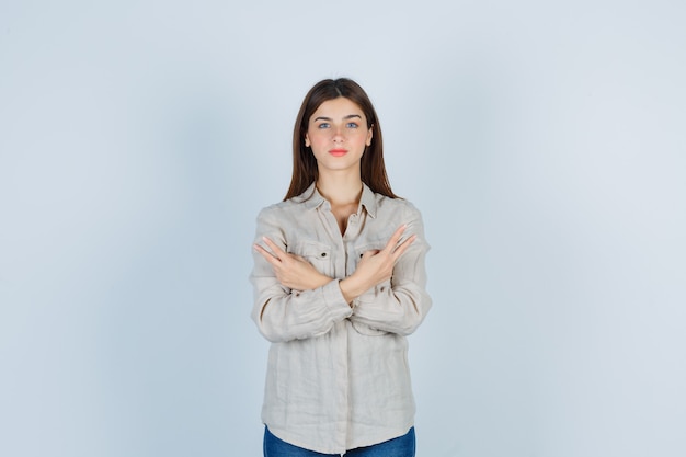 Foto retrato de uma linda garota mostrando um gesto de paz na camisa e parecendo confiante